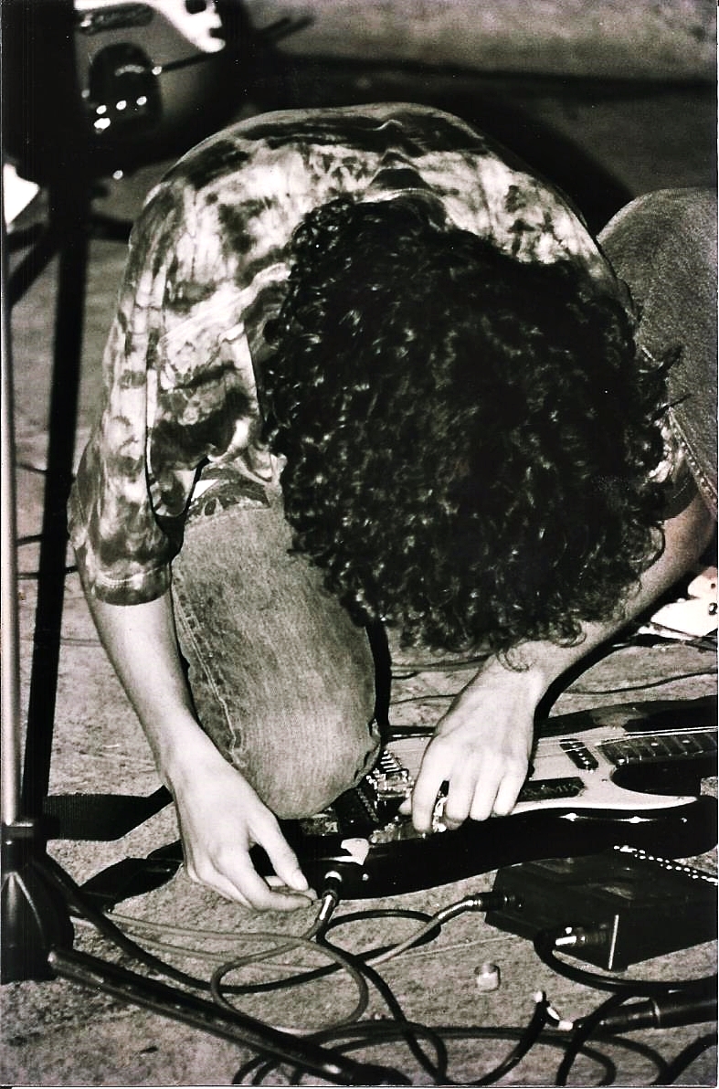 Chino Hamann (tocando con Insumisión). Foto Moisés Portugal. Archivo fotográfico de Gabriel Castillo (Colectivo Aloardi)